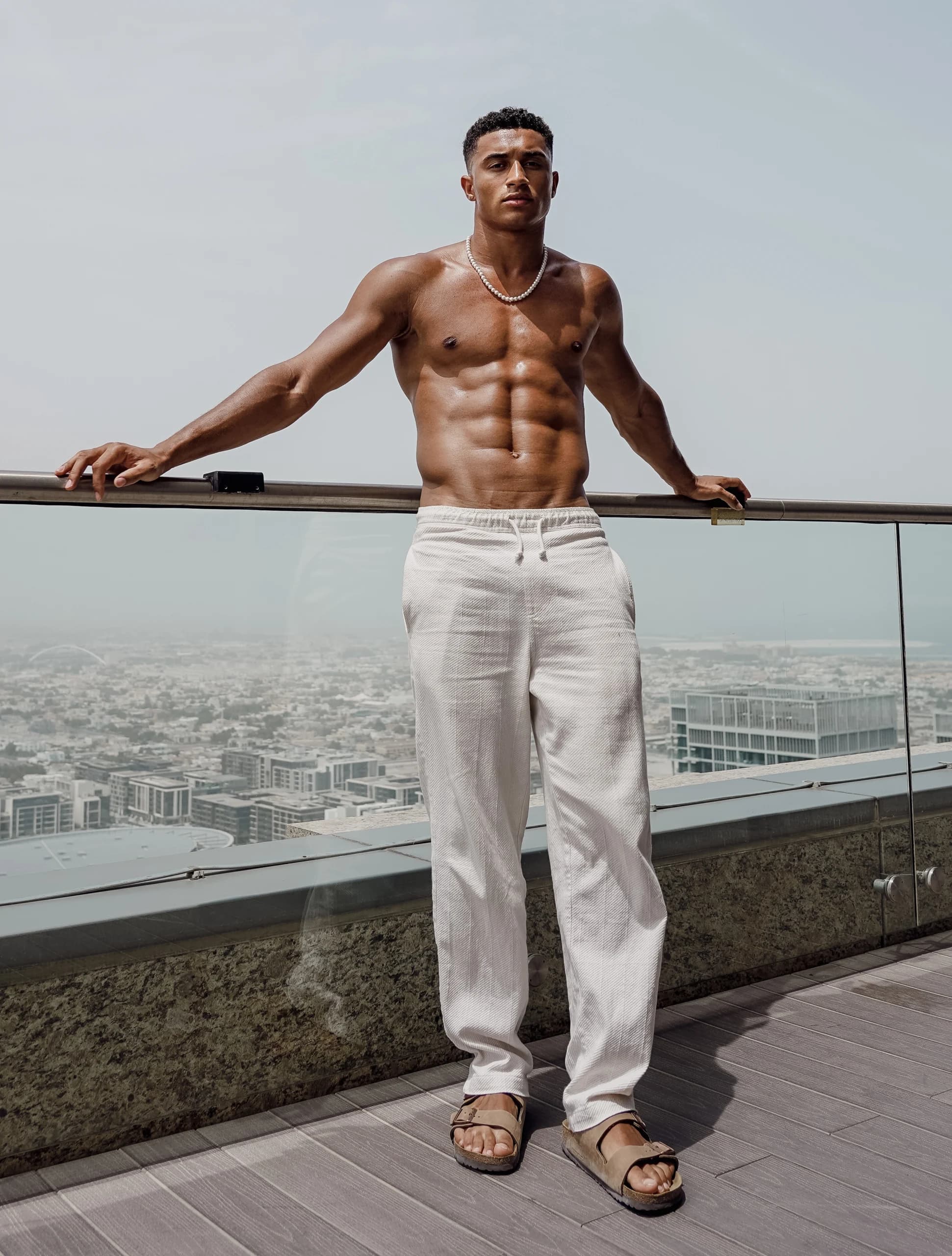 Nathan Nuyts Le Management portfolio image on a city balcony