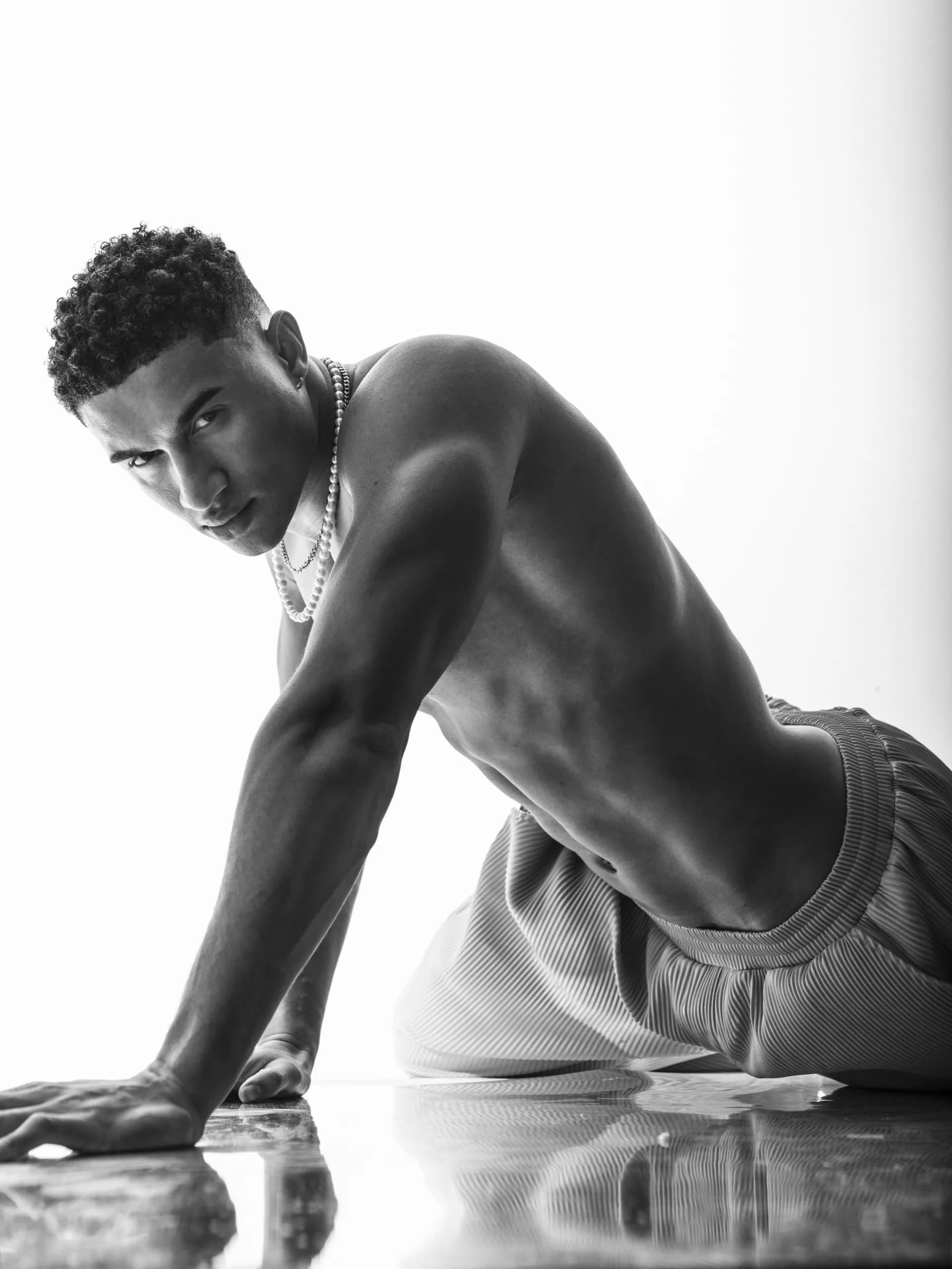 Studio editorial, kneeling pose